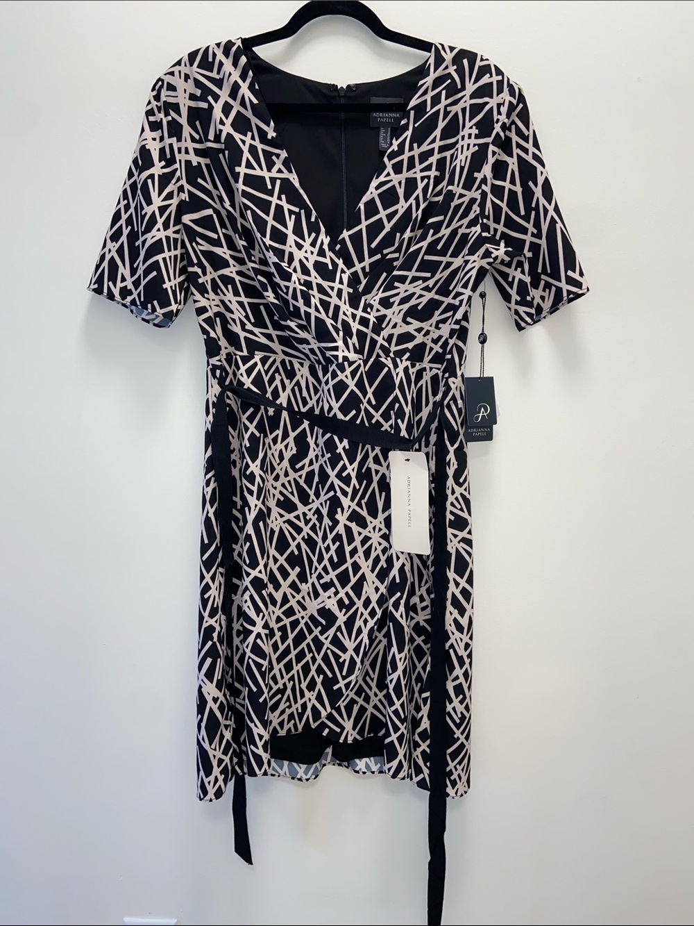 Adrianna Papell NWT Black & Cream Abstract Surplice Faux Wrap Midi Dress 3719